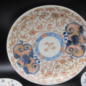 Porseleinen bord, schaaltjes en 2 schoteltjesl - Japan - 18e eeuw